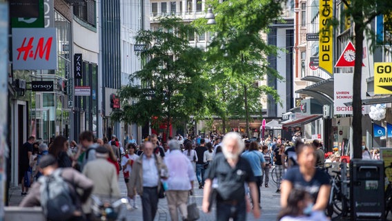 Personen gehen am Neumarkt in Osnabrück durch die Innenstadt. © picture alliance/dpa Foto: Lino Mirgeler