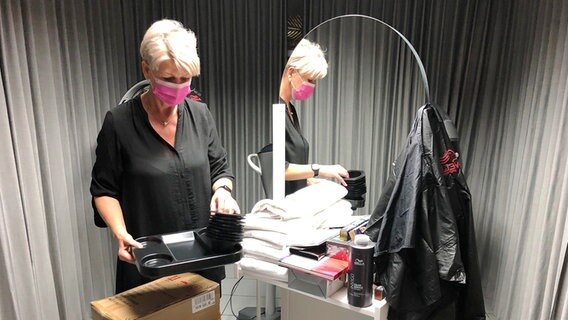 Die Friseurin Dorothee Kuhnke sortiert Sachspenden. © NDR Foto: Hedwig Ahrens