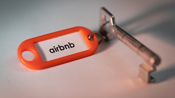 “airbnb” is written on a key fob.  © dpa - Bildfunk Photo: Friso Gentsch