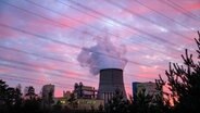 Das Kernkraftwerk Emsland vor buntem Himmel. Bild vom 04.04.2023. © dpa-Bildfunk Foto: Sina Schuldt/dpa