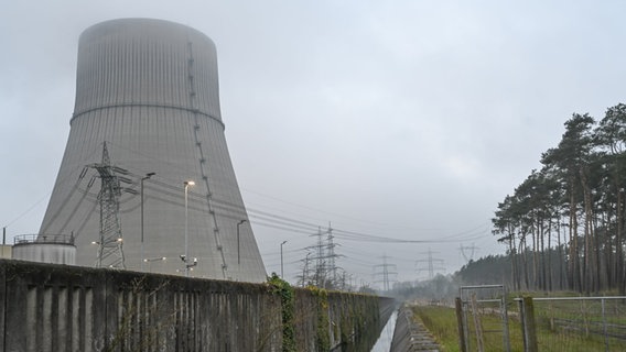 Blick auf den erloschenen Kühlturm des Kernkraftwerk Emsland. © picture alliance/dpa Foto: Lars Klemmer