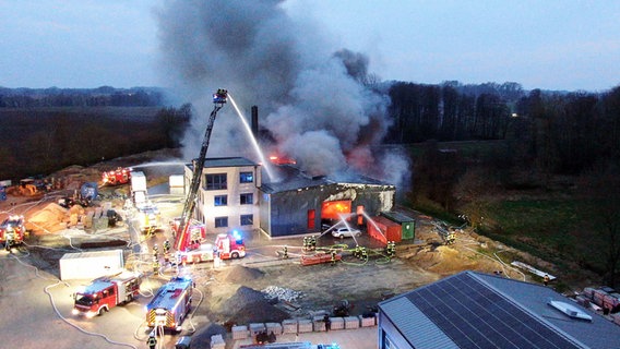 In Alfhausen steht eine Gewerbehalle in Brand. © picture alliance/dpa/Nord-West-Media TV Foto: Ulf Zurlutter