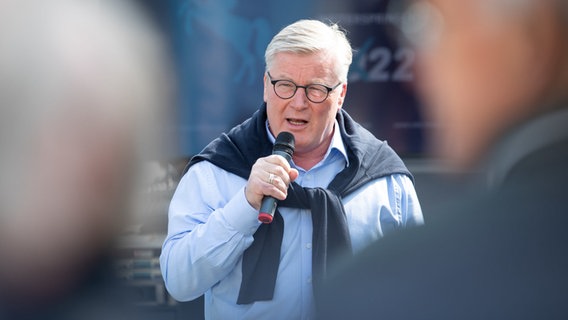 Spitzenklandidat Bernd Althusmann (CDU), niedersächsischer Minister für Wirtschaft, Arbeit, Verkehr und Digitalisierung und stellvertretender Ministerpräsident, spricht beim Auftakt der CDU-Marktplatztour in Melle. Spitzenklandidat Bernd Althusmann (CDU), niedersächsischer Minister für Wirtschaft, Arbeit, Verkehr und Digitalisierung und stellvertretender Ministerpräsident, spricht beim Auftakt der CDU-Marktplatztour in Melle. © dpa Foto: Friso Gentsch