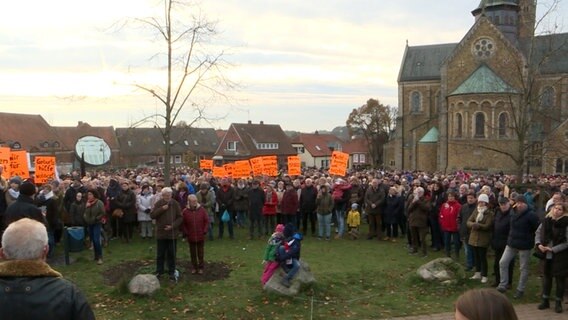 Menschen protestieren gegen die Umstrukturierung einer Klinik. © NDR 