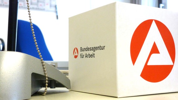 Auf einem Würfel auf einem Schreibtisch steht "Bundesagentur für Arbeit". © NDR Foto: Nina Draxlbauer