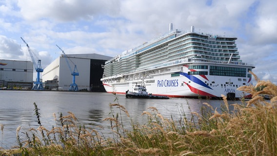 Das Kreuzfahrtschiff "Arvia" liegt nach dem Ausdocken im Hafen der Meyer Werft in Papenburg. © picture alliance/dpa | Lars Klemmer Foto: Lars Klemmer