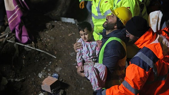Das Such- und Rettungsteam von @fire birgt bei Rettungsarbeiten im Erdbebengebiet in der Türkei ein Kind. © @fire 