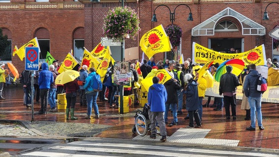 Demonstrierende in Lingen mit gelben Fahnen und Plakaten ("Atomkraft? Nein danke") © Nord-West-Media TV 