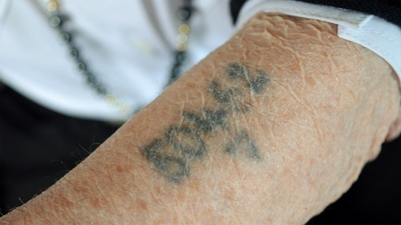 Der Kriegsüberlebenden Erna de Vries wurde im Konzentrationslager Auschwitz eine Nummer auf den Arm tätowiert. © NDR Foto: Hedwig Ahrens