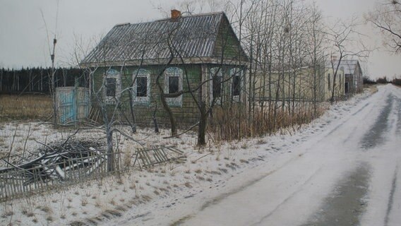 Ein Gemälde zeigt ein zerfallenes Haus an einem Weg. © Kirche St. Marien 