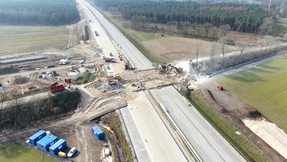 Eine Autobahnbrücke bei Rieste (Landkreis Osnabrück) wird abgerissen. © NWM 