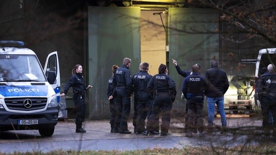 Polizisten stehen vor einer Bunkeranlage in Bad Bentheim (Razzia). © picture alliance/dpa | Friso Gentsch Foto: Friso Gentsch
