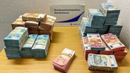 Große Mengen gestapelte Geldscheine liegen auf einem Tisch. © Bundespolizeiinspektion Bad Bentheim 