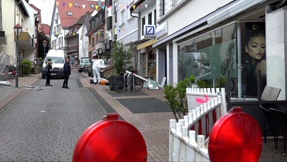 Die Spurensicherung steht vor einem Bankgebäude in einer Straße in Bad Iburg. © Nord-West-Media TV 