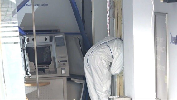 Ermittlungen zu einem gesprengten Bankautomaten in Bad Iburg. © Nord-West-Media TV 