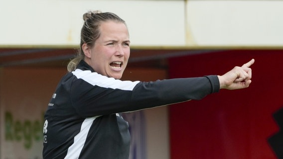 Carin Bakhuis (Fußball-Trainerin SV Meppen) zeigt nach rechts. © Picturepower 
