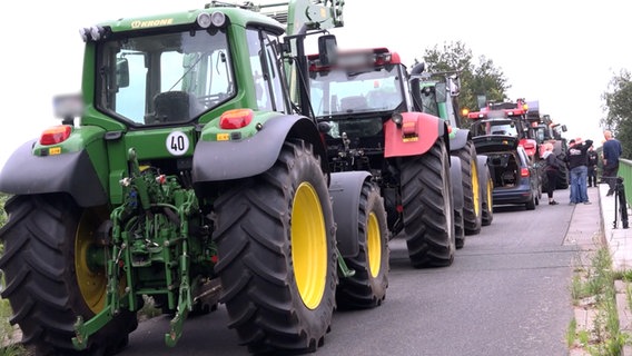 Landwirte protestieren mit Treckern auf einer Autobahnbrücke. © Nord-West-Media TV 