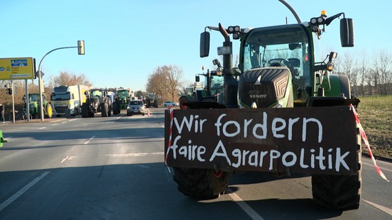 Traktoren blockieren bei Haselünne die B402. Traktoren blockieren bei Haselünne die B402. © TV7News