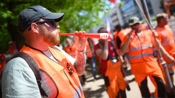 In Langenhagen in der Region Hannover streiken Beschäftigte des Bau-Gewerbes an einer Rohrleitungsbaustelle. © picture alliance/dpa Foto: Julian Stratenschulte