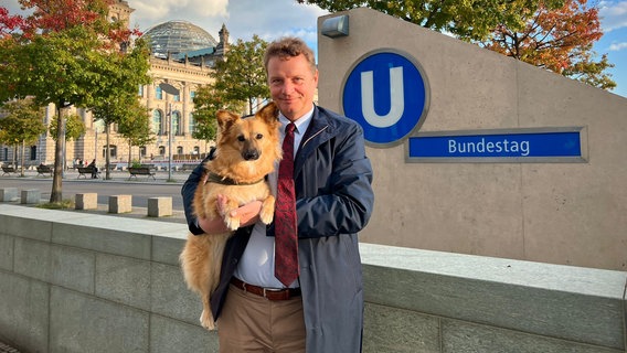 Initiator des Parlamentskreises Hund der FDP-Abgeordnete Jens Beeck aus dem Emsland mit einem befreundeten Hund „Lenny“, ein Schäferhund-Spitz-Mischling. © Jens Beeck 