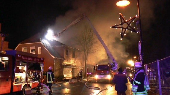 Feuerwehrleute löschen ein brennendes Wohnhaus in Beesten im Landkreis Emsland. © Nord-West-Media TV 