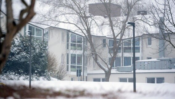 Blick auf das verschneite Alten- und Pflegeheim, in dem es bei 14 Senioren zum Corona-Ausbruch mit der Variante B.1.1.7 gekommen war. © picture alliance/dpa/Jonas Walzberg Foto: Jonas Walzberg