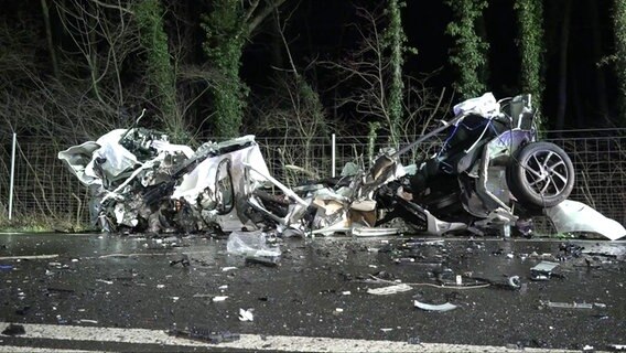 Ein komplett zerstörter Pkw nach einem Unfall bei Belm. © Nord-West-Media TV 