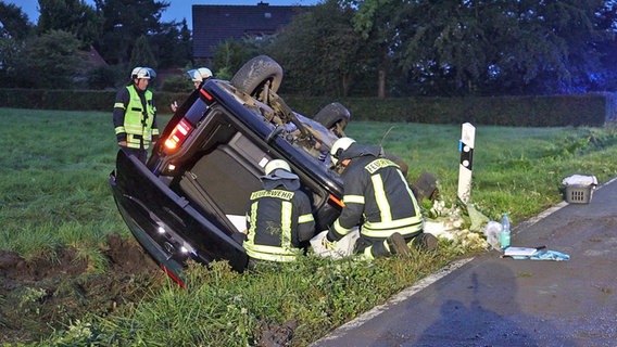 Ein Transporter liegt nach einem Unfall auf dem Dach in einem Straßengraben. © Nord-West-Media TV/dpa 