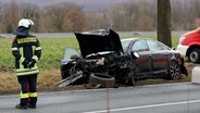 Ein Pkw ist nach einem Unfall stark beschädigt. © Nord-West-Media TV 