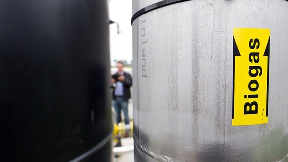 Hinweis auf eine Biogas-Leitung auf einem Hof in Twist. © dpa - Bildfunk Foto: Friso Gentsch/dpa
