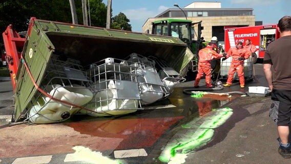 Der Anhänger eines Traktors ist umgekippt. © Nord-West-Media TV 