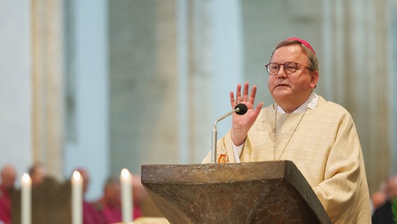 Altbischof Bode verliert Ehrenkreuz der Katholischen Jugend | NDR.de ...