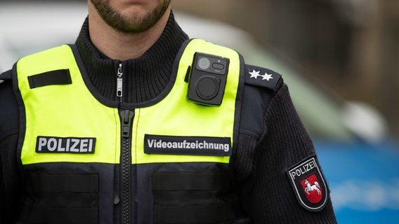 Ein Polizist trägt eine der neuen Bodycams der Polizeidirektion Osnabrück. © dpa - Bildfunk Foto: Friso Gentsch