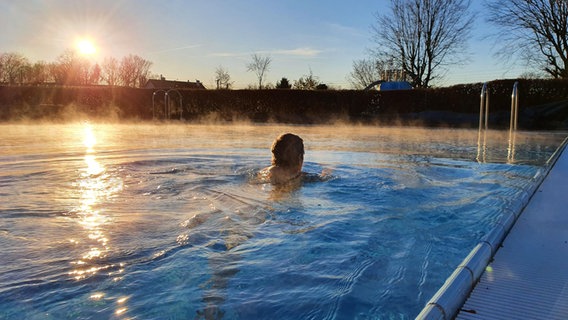 Eine Person schwimmt im Freibad in Bohmte. © NDR Foto: Kathrin Kampmann