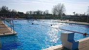 Menschen schwimmen in einem Becken des Freibades in Bohmte. © NDR Foto: Merle Giebeler