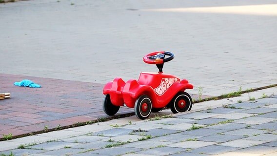 Ein Bobbycar steht an einer Unfallstelle. © Nord-West-Media TV Foto: Heinz-Jürgen Reiss