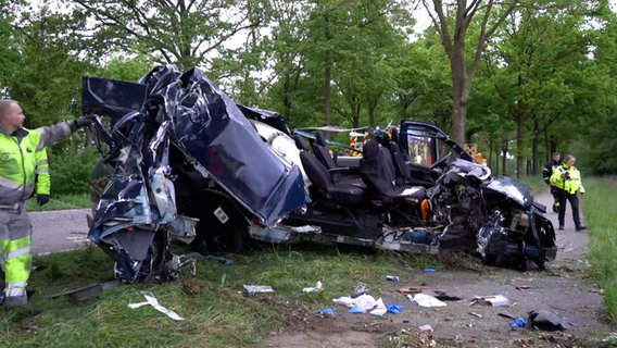 Ein Kleinbus ist nach einem Unfall in Bohmte (Landkreis Osnabrück) völlig zerstört. © Nord-West-Media TV 
