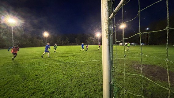 Auf einem Fußballplatz wird Fußball gespielt. © NDR Foto: Paul Hintzke
