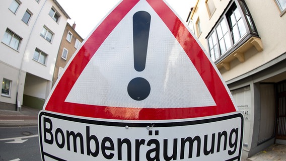 Ein Schild weist auf eine Bombenentschärfung hin. © picture alliance/dpa Foto: Friso Gentsch