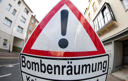 Ein Schild weist auf eine Bombenentschärfung hin. © picture alliance/dpa Foto: Friso Gentsch