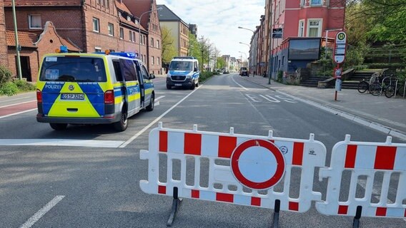 In einer gesperrten Straße stehen Polizeiwagen. © Nord-West-Media TV 