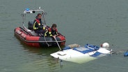 Ein Boot der Feuerwehr schwimmt auf dem Mittellandkanal zur Bergung eines Sportbootes. © Nord-West-Media TV 