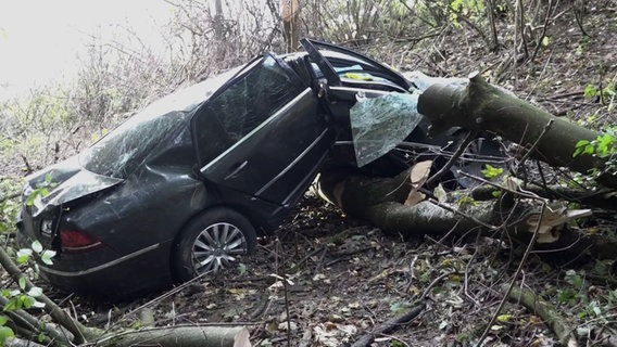 Ein Auto nach einem schweren Verkehrsunfall © Nord-West-Media TV 