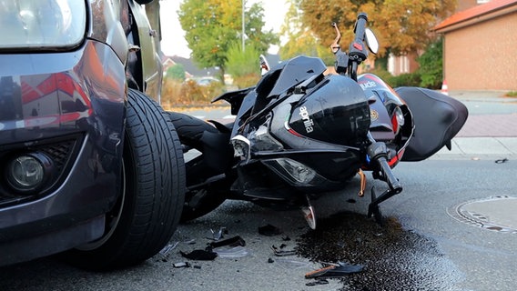 Ein Motorrad liegt nach einem Unfall neben einem Pkw. © Nord-West-Media TV 