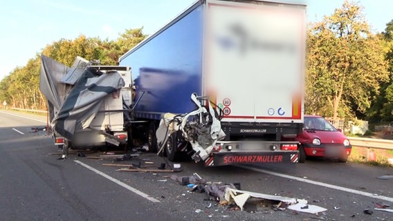Fahrzeuge stehen nach einem Unfall auf der A1 bei Bramsche. © Nord-West-Media-TV 