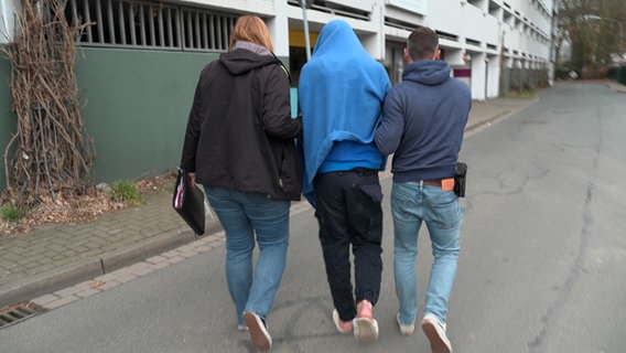 Der Mann, der wegen eines Tötungsdeliktes unter Tatverdacht steht und festgenommen wurde, wird der Haftrichterin vorgeführt. In Bramsche-Pente wurde eine 19-Jährige bei einer Geburtstagsfeier getötet. © Lars Klemmer/dpa Foto: Lars Klemmer/dpa