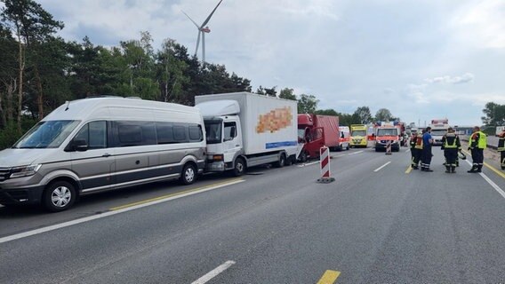 Mehrere Fahrzeuge stehen nach einem Unfall auf der A1. © Nord-West-Media TV 