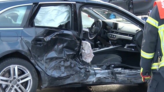 Ein Auto, bei dem die Seitentür von der Feuerwehrentfernt wurde, um eine eingeklemmt Frau zu retten. © Nord-West-Media TV 