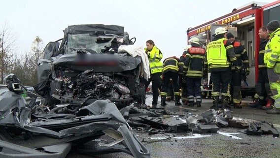 Ein Transporter auf der A1 nach einem tödlichen Unfall © Nord-West-Media TV 