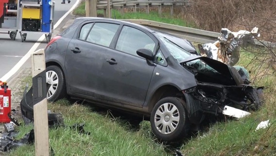 Ein Auto nach einem Unfall in Bramsche. Der Autofahrer starb vor Ort. © Nord-West-Media TV 